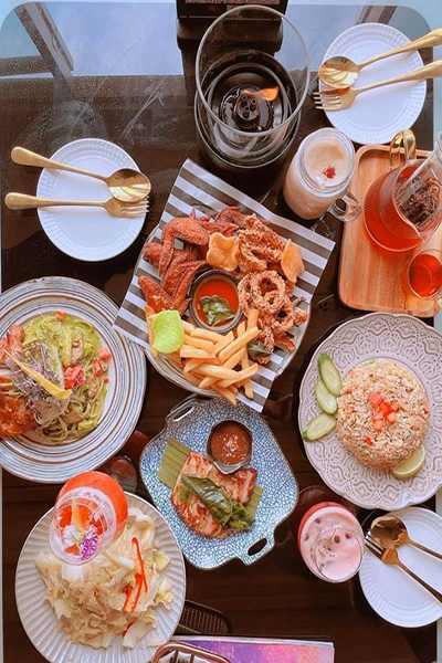 餐酒館提供泰式料理、火鍋、日式串燒、燒烤、沙拉和義大利麵等50道料理