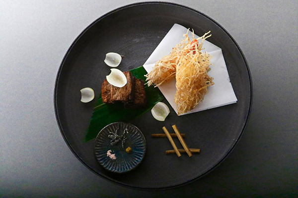 市場上可見的食材，以不同烹調方式，料理出風格純正的日式料理。