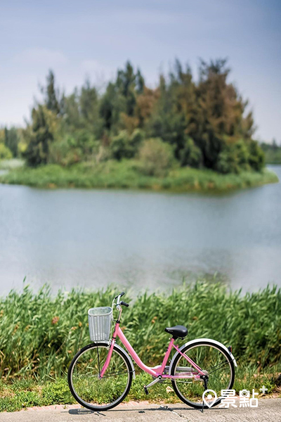 沿湖設有自行車道，可騎著自行車舒適地探索秘境。
