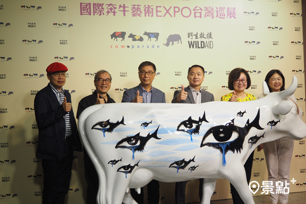 「聽海淚牛」作品於CowParade國際奔牛藝術展記者會揭幕，籌備會執行長陳秉鴻與多位嘉賓與會合影。