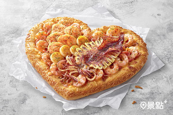 限量愛心形狀「愛你魷龍蝦干貝比薩」單點大比薩899元。