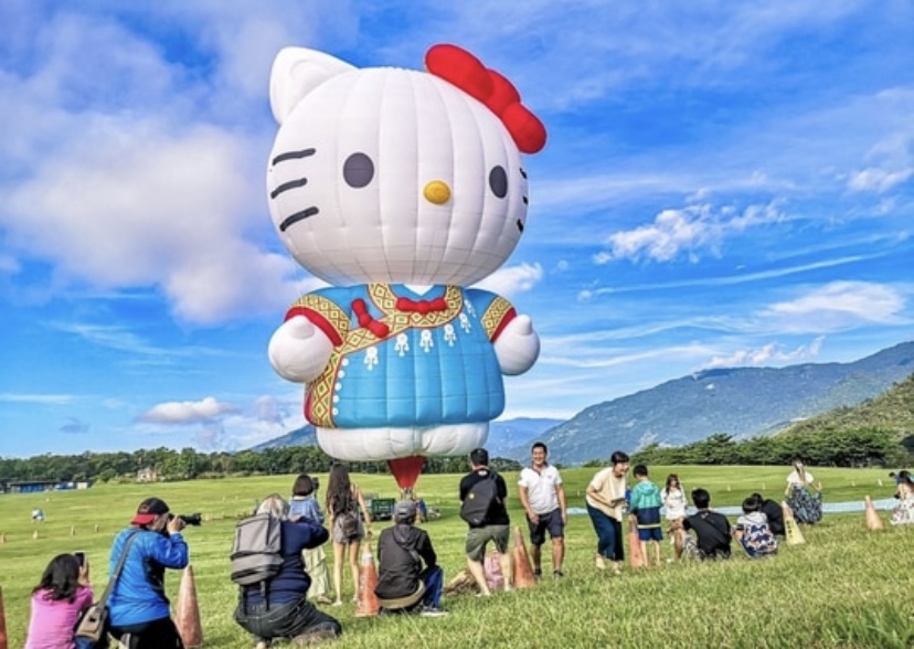 超萌Hello Kitty熱氣球試球升空，為全球唯一、第一次，為台東熱氣球嘉年華暖身！（圖 / 台東縣政府，以下同）