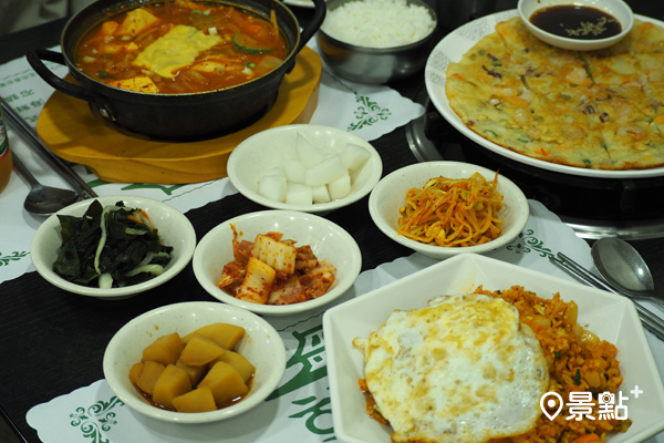 有韓風小菜相伴的一餐，整個餐桌看起來更加豐盛！
