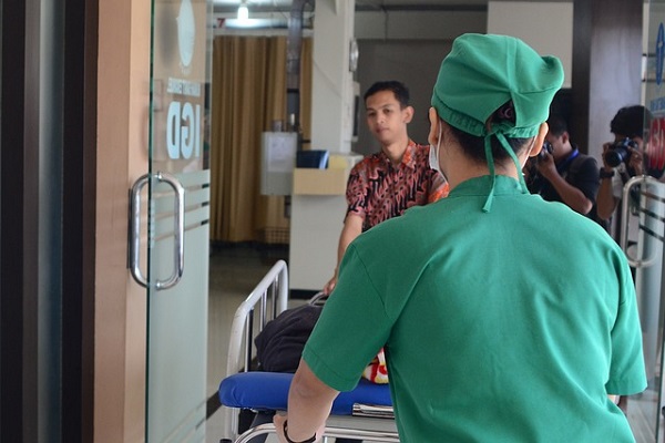 亞東醫院為因應疫情嚴峻情勢，公布採取相關措施 (圖／pixabay)