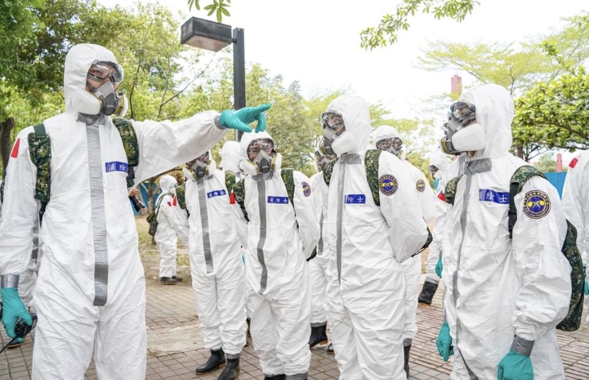 國軍化學兵進駐屏東潮州進行全鎮大消毒。