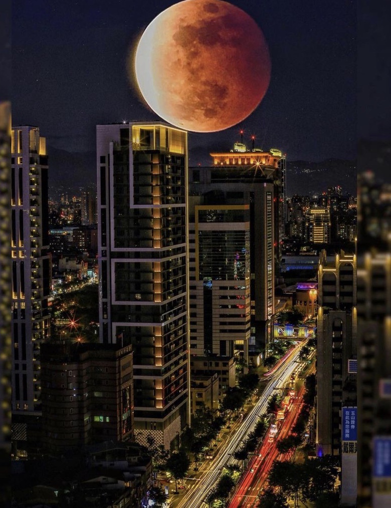 血月與城市風情美景。（圖 / Taiwan.4fun)