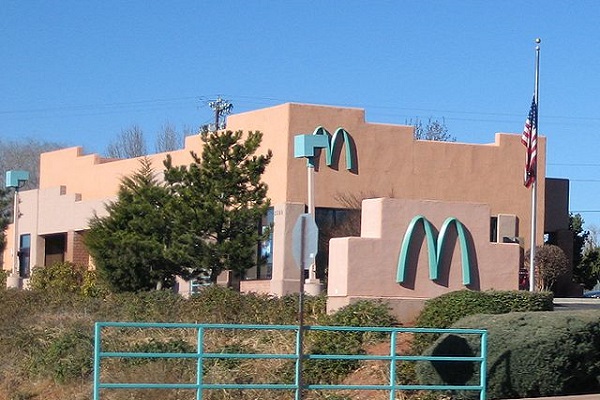 美國亞利桑那州的藍色麥當勞 (圖／Wikipedia)