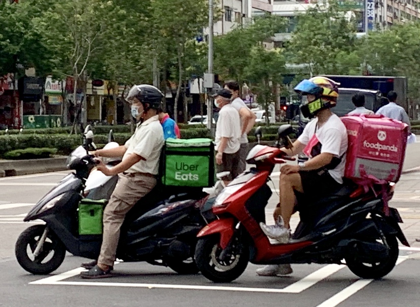 疫情期間外送平台需求大增。(圖 / 景點+ 張盈盈)