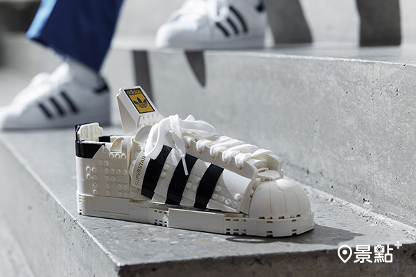 樂高首次用積木打造的鞋款LEGO adidas Originals Superstar。