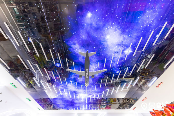 貨架區天花板採用星空飛行軌道搭配燈光流線打造宇宙感。