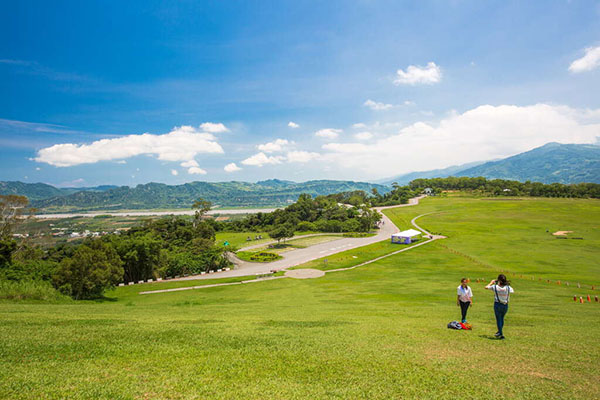 鹿野高台的大草原還可以滑草。（圖／花東縱谷風景區）