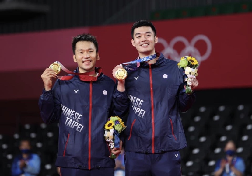 王齊麟、李洋奪下本屆東奧羽球男雙金牌。（圖 / 教育部）