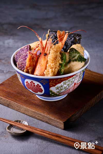 「牡丹蝦海陸天丼」選用生食等級牡丹蝦，蝦肉肥碩甜美。（圖／金子半之助）