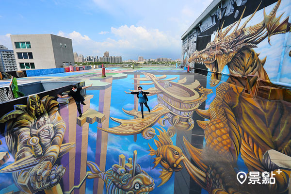 天空之城位於詩舒曼蠶絲文化園區頂樓，號稱擁有全臺最大規模的3D立體彩繪。新登場的飛船與金色飛龍，帶領遊客走入時空之城的冒險。