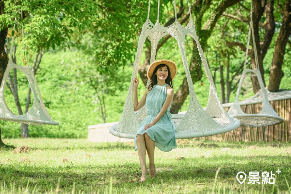 藝術家在公園內打造融入自然地景的白色藤編大躺椅及吊床 (圖／tintinghi)
