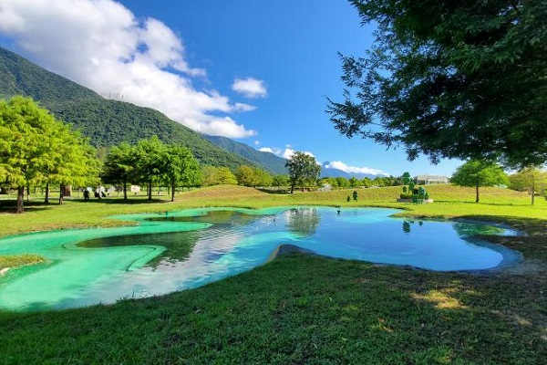 以噴泉湧水與夜間照明變化，呈現出獨特水景。