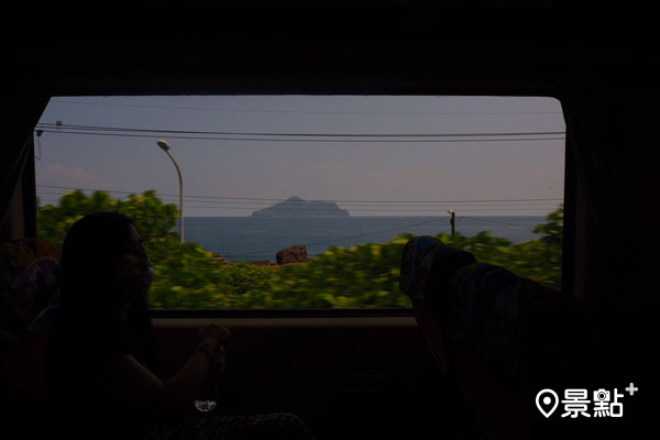 降速慢行的列車使得觀賞龜山島的緩慢時光變得更加具有獨特的旅行情調。
