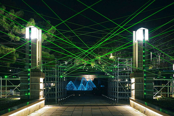 「織築」綠色雷射光束交織網點出新竹公園交通要道。(圖／新竹市政府，以下同)
