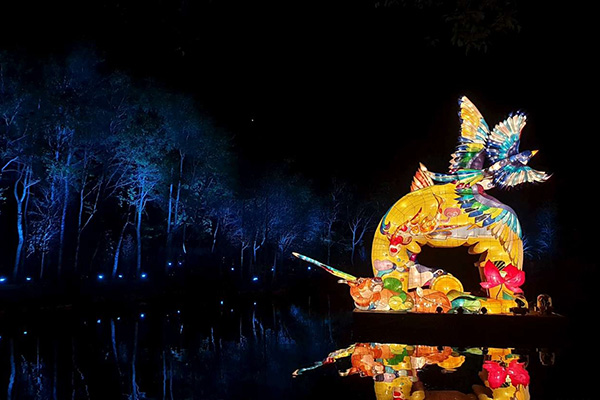 「竹鵲松風迎春曦」選用新竹市鳥喜鵲、市樹黑松，由燈藝師王耀瑞及張文瑤製作。
