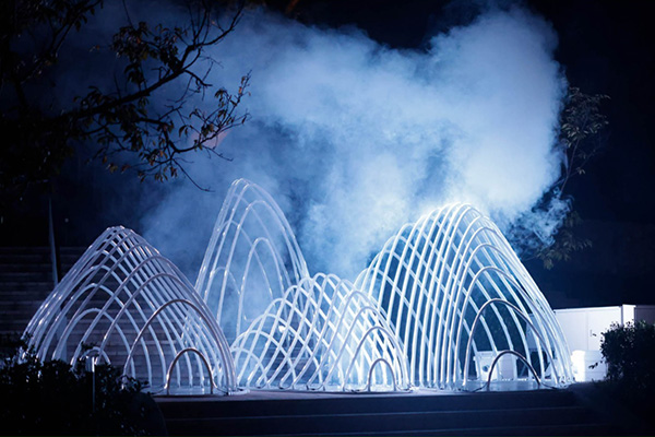 LED打造奇幻山水景作品「朔流賦形」。