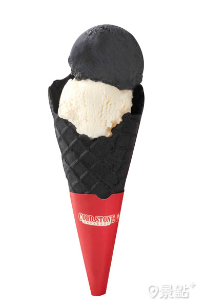 極黑甜筒雙球冰淇淋，130元。