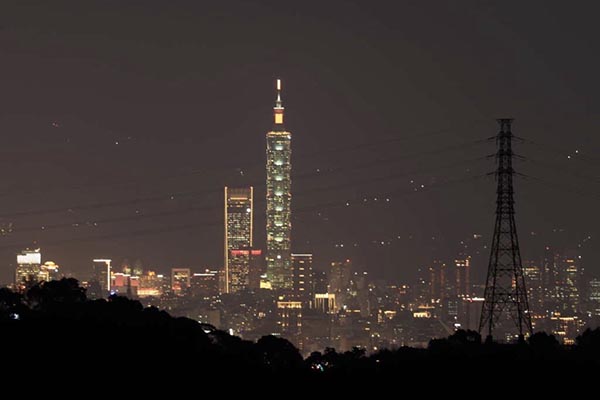 可以看見台北盆地及101夜景。