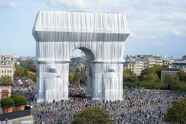 凱旋門成巨型環境藝術！50公尺高白色塑膠布包覆周杰倫也打卡