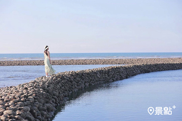 新屋百年石滬群有著療癒無敵海景。(圖／mei_chiang)