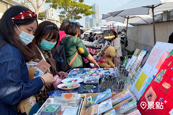 邊緣人市集集結老物古著、生活雜貨、文青插畫、複合媒材飾品等。