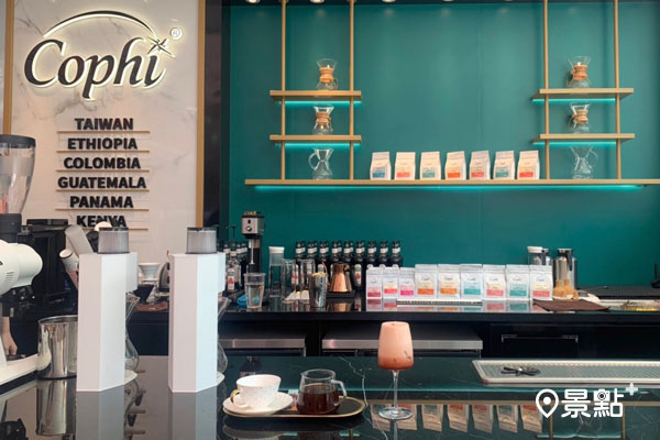 Cophi有當店獨家特調— 陽光莓果咖啡特調，外觀粉紅色且會變色，十分有特色。