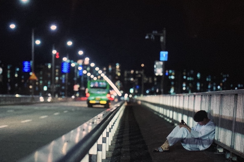 企圖自殺的洪班長，場景是首爾的西江大橋。
