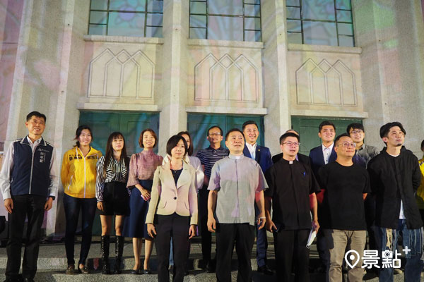新竹市長林智堅等團隊、貴賓一同出席北大教堂光雕「拂曉之翼」首映。