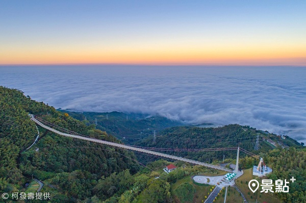 可眺望塔山群峰、俯瞰層層台灣紅榨楓燦爛的景致