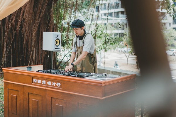 森山市集活動期間的下午會由台南在地 DJ「民生電氣」以及「四四拍唱片行」營造輕快舒適的秋季午後時光