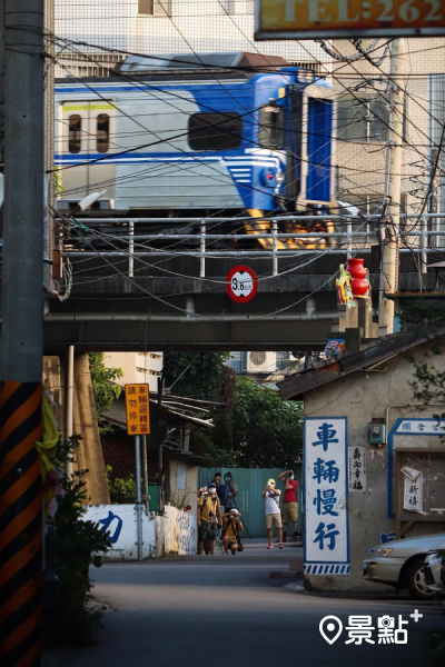 火車行駛過高架橋，呈現宛如日本街道的氛圍。 (圖／rj_smile5297)
