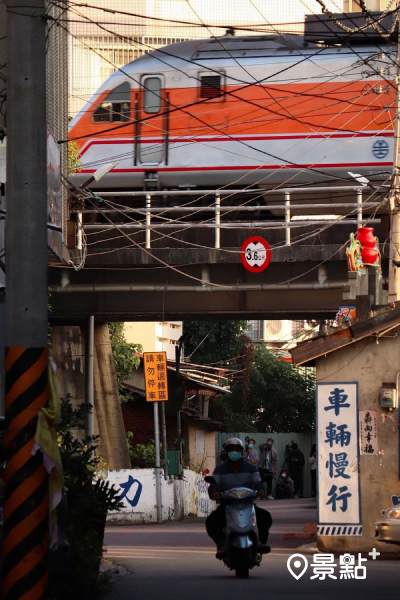 這處小巷弄可以拍到巨大的火車經過高架橋 (圖／rj_smile5297)