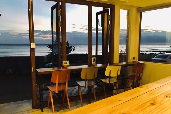海龜咖啡有許多窗戶讓遊客直視大海美景 (圖／海龜咖啡)