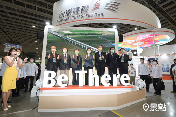 台北旅展開幕當天總統蔡英文也走訪台灣高鐵展區。（圖 / 台北國際旅展）