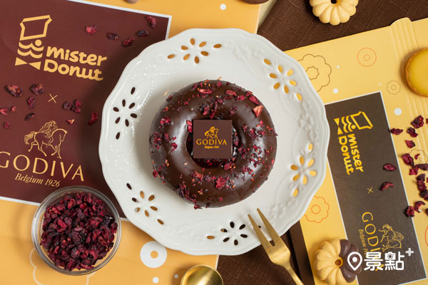 GODIVA X Mister Donut 莓果夾心黑巧波堤圈，售價99元。本次聯名4款11月7日緊急宣布停售。(圖 / 統一多拿滋）