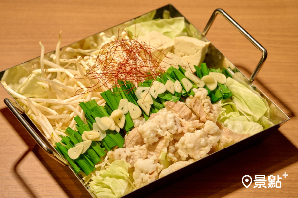 「牛腸鍋橫丁」選用日本國產和牛大腸，腸身肥美脂質豐厚，口感柔嫩不死韌。