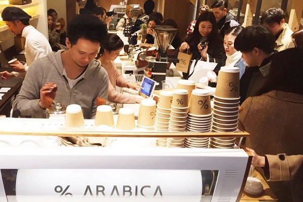 %ARABICA近幾年在京都大紅，許多人甚至會特地穿著和服拿著他們的咖啡杯拍照。