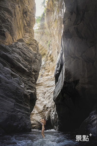 陽光灑落進峽谷中，帶著神秘仙氣的氛圍。(圖／lilianwang_tw)