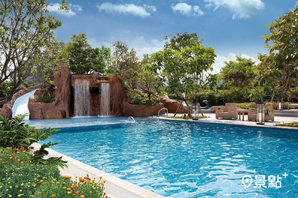 礁溪寒沐酒店戶外溫泉游泳池充滿渡假氛圍，提供SPA水柱按摩以及迷你滑水道等設施