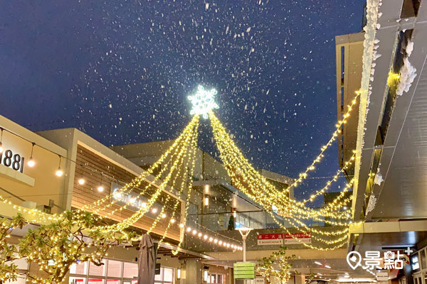 華泰名品城聖誕村飄雪裝置讓園區內聖誕氛圍增添北國氣息。（圖／景點+ 張盈盈）