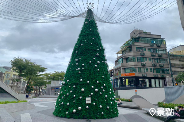 捷運中山站4號出口2021年聖誕樹剛擺放尚未布置完成的模樣。（圖／景點+ 張盈盈)