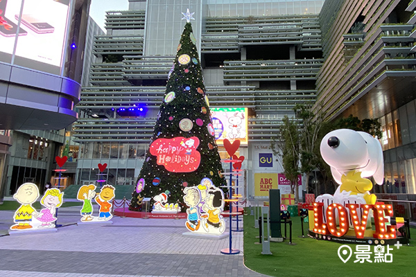 13米高的史努比聲光聖誕樹，及3米高的史努比擁抱愛造型裝置。( 圖／景點+ )