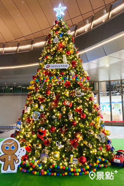 全台百貨獨家，Global Mall打造「環抱玩具低碳耶誕樹」傳遞永續與共享的美好。(圖／Global Mall)