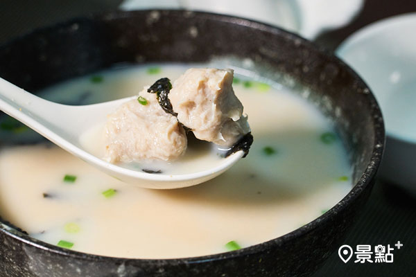旗魚丸湯使用新鮮魚漿現做魚丸，搭配魚骨熬煮的清爽味增湯，濃縮成一碗來自東港的禮讚。