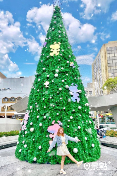 中山站四號出口可看見巨大的史努比聖誕樹 (圖／gominkin)
