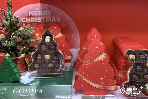 聖誕樹、小熊形狀造型盒裝巧克力十分應景。